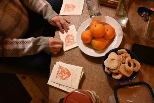 Die Weihnachtskarten werden vorbereitet