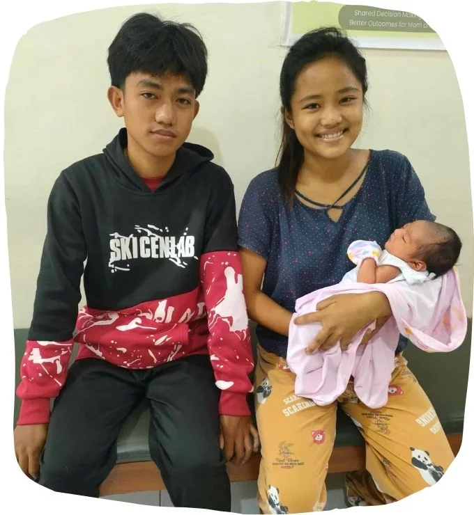 Aika mit ihrem Freund und Baby