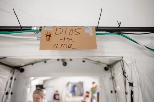 Schild im Feldkrankenhaus