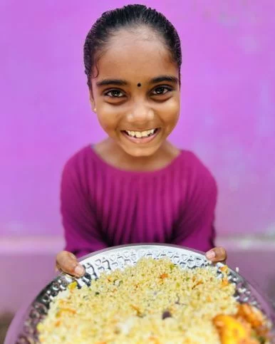 Anishka aus Sri Lanka erhält eine Schulmahlzeit