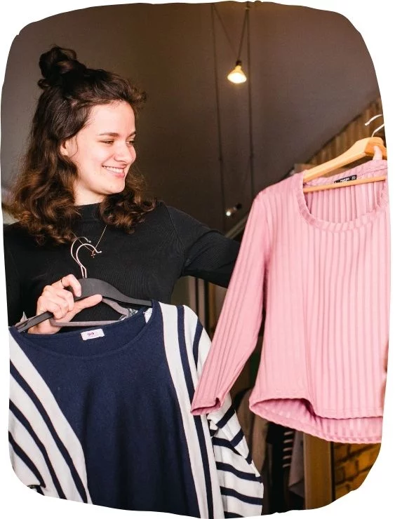 Kleiderausgabe im Café