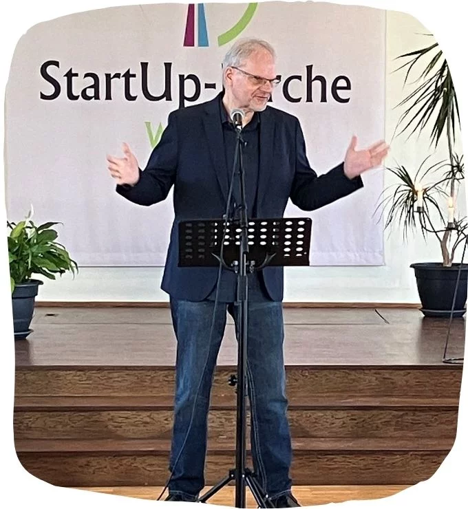 Markus Habicht in einer Kirchengemeinde