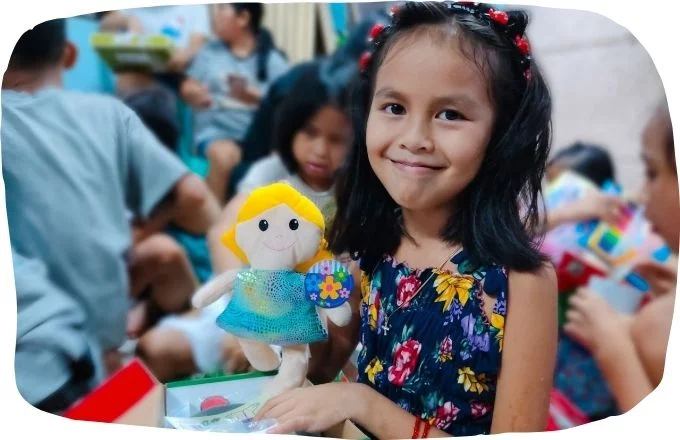 Mädchen mit ihrer neuen Puppe