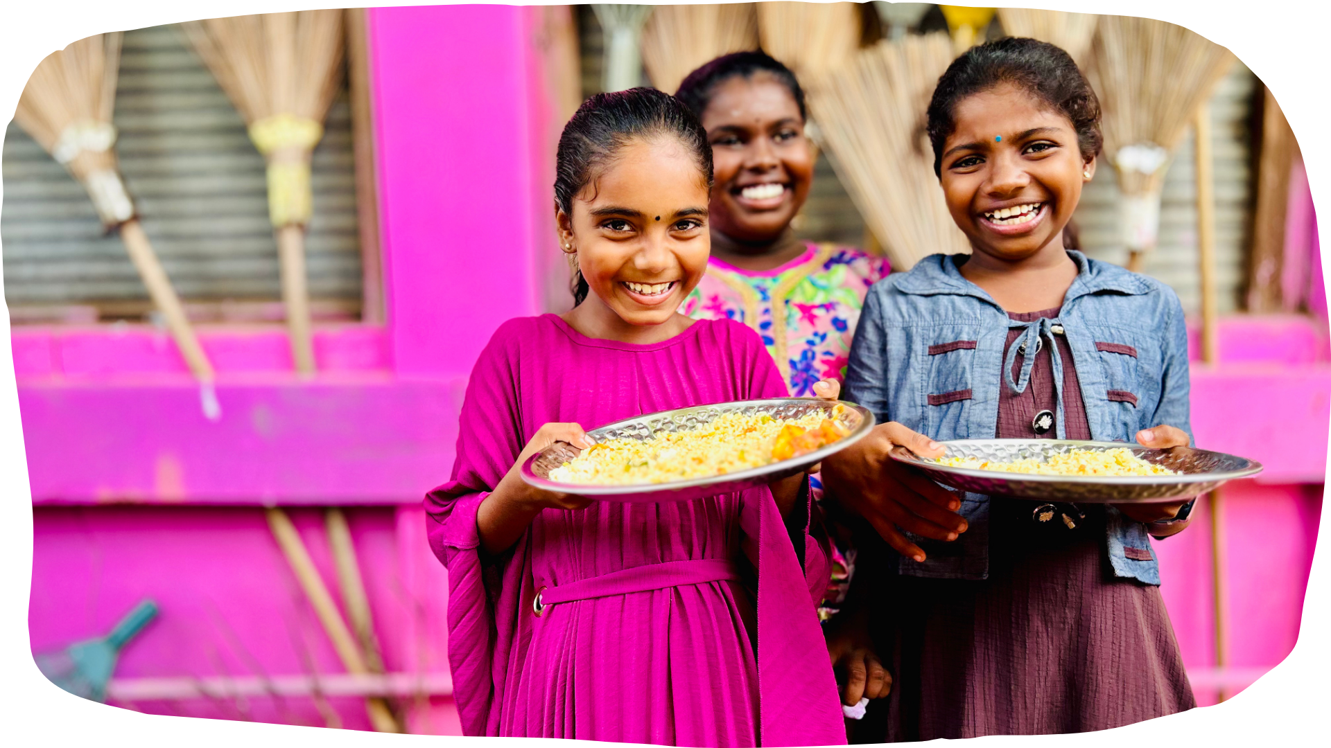 Schulkinder in Sri Lanka bei unserer Essensausgabe Schulkinder in Sri Lanka bei unserer Essensausgabe