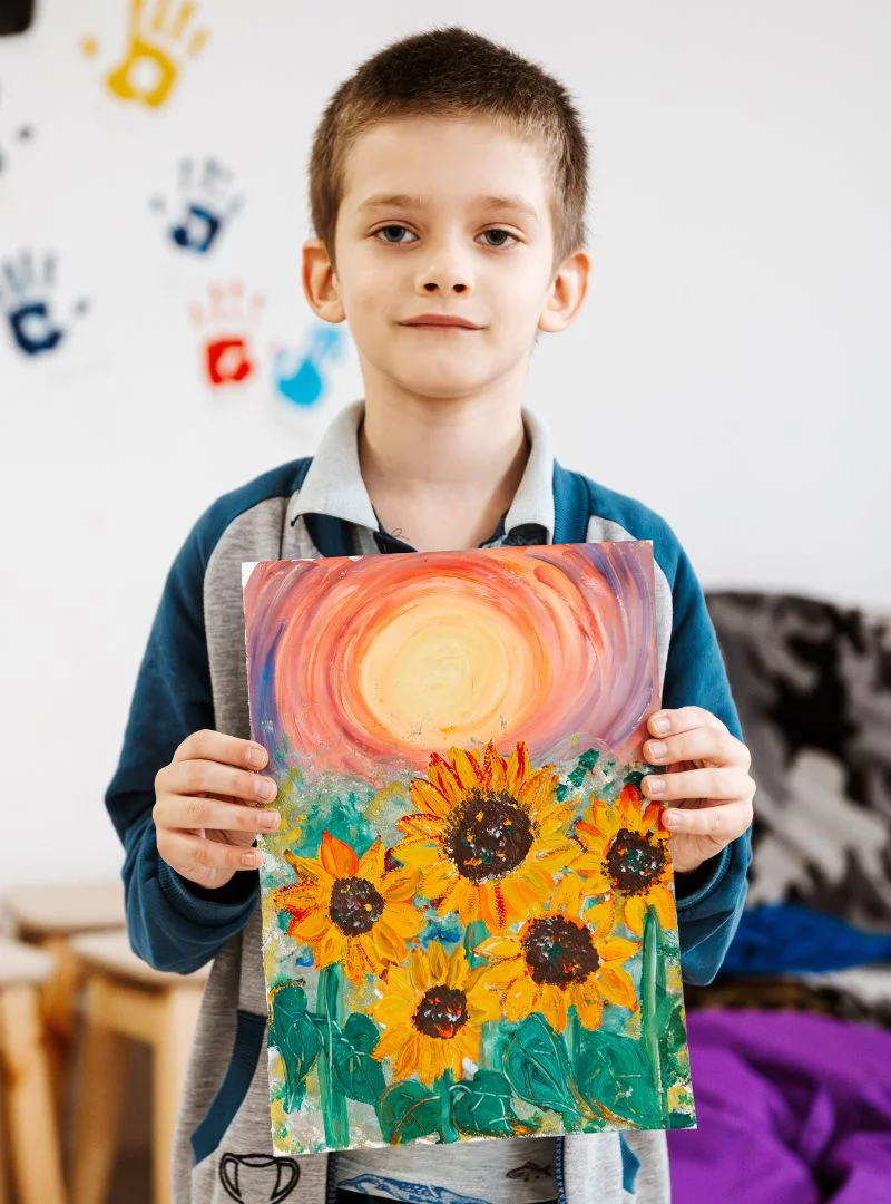 Junge mit selbstgemaltem Bild Junge mit selbstgemaltem Bild