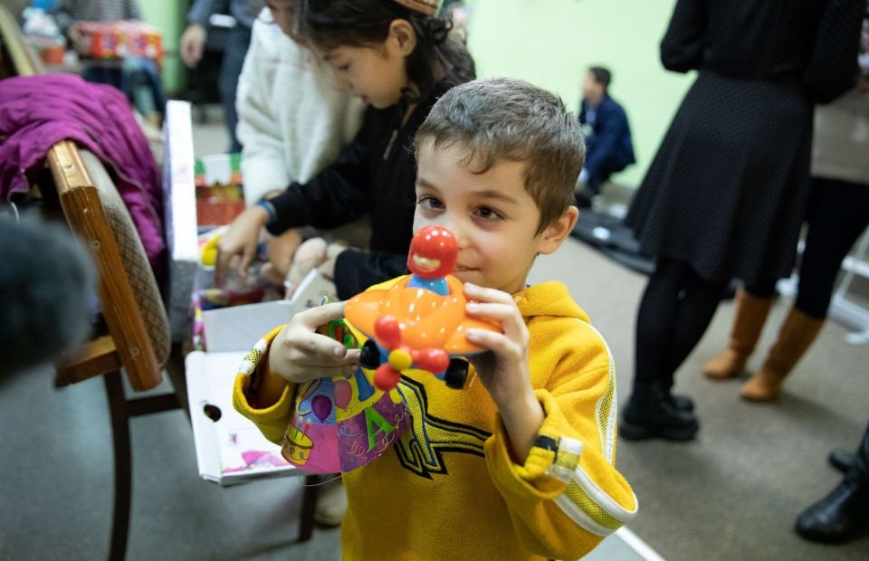 Kinder in Estland erhalten ein Schuhkartongeschenk