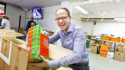 Freiwilliger in der Weihnachtswerkstatt Mitarbeiter in der Weihnachtswerkstatt von "Weihnachten im Schuhkarton"