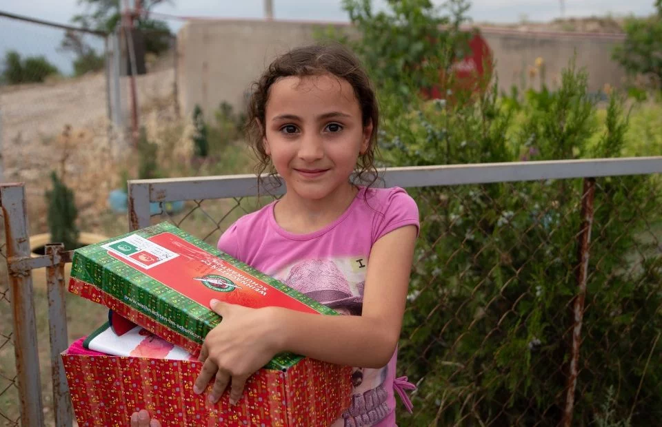 Mädchen aus Georgien erhält einen Schuhkarton