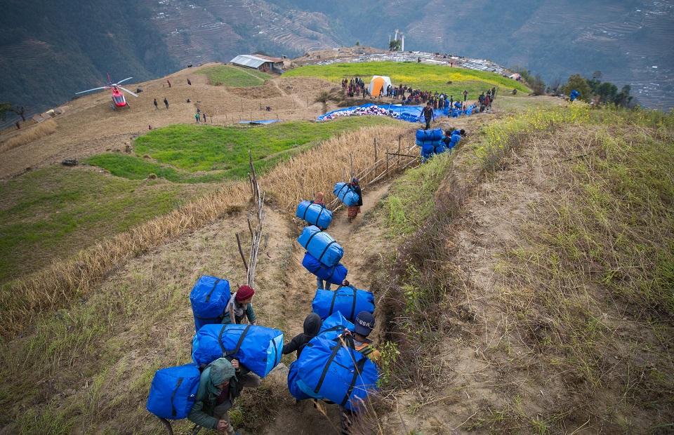 Hilfsgüterverteilung nach Erdbeben in Nepal Hilfsgüter werden nach einem Erdbeben in Nepal verteilt