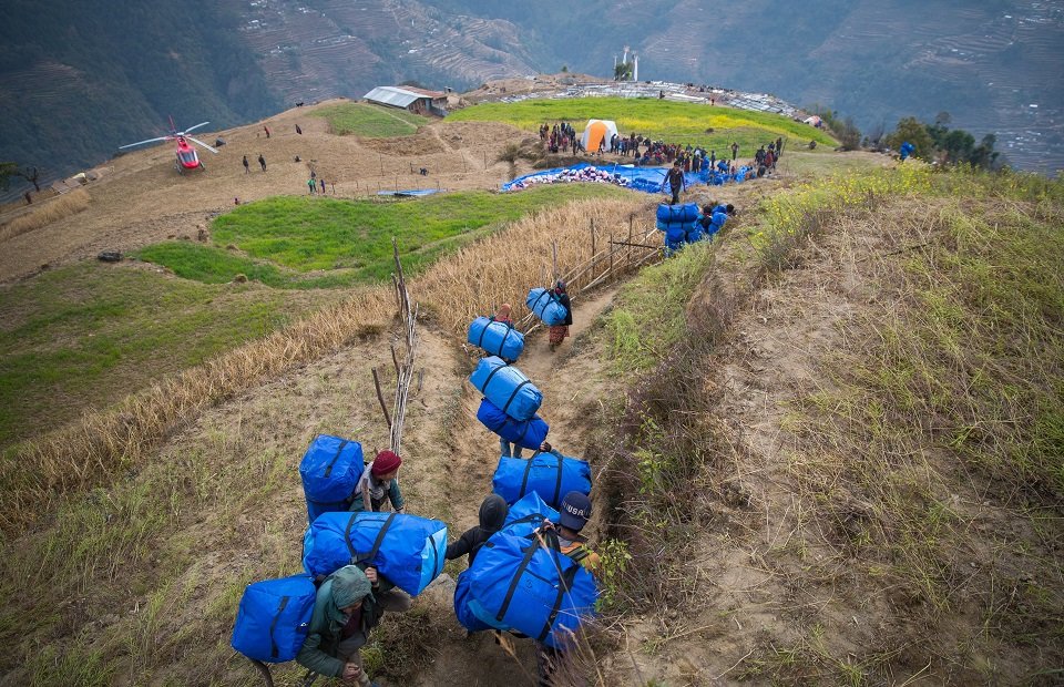 Hilfsgüter werden nach einem Erdbeben in Nepal verteilt