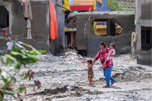 Familie inmitten der Zerstörung in Nepal