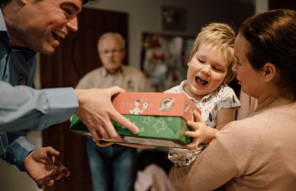 Kinder in Polen erhalten Geschenk durch "Weihnachten im Schuhkarton"