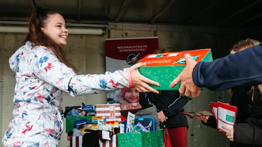 Bringen Sie Ihren Schuhkarton zur Abgabestelle
