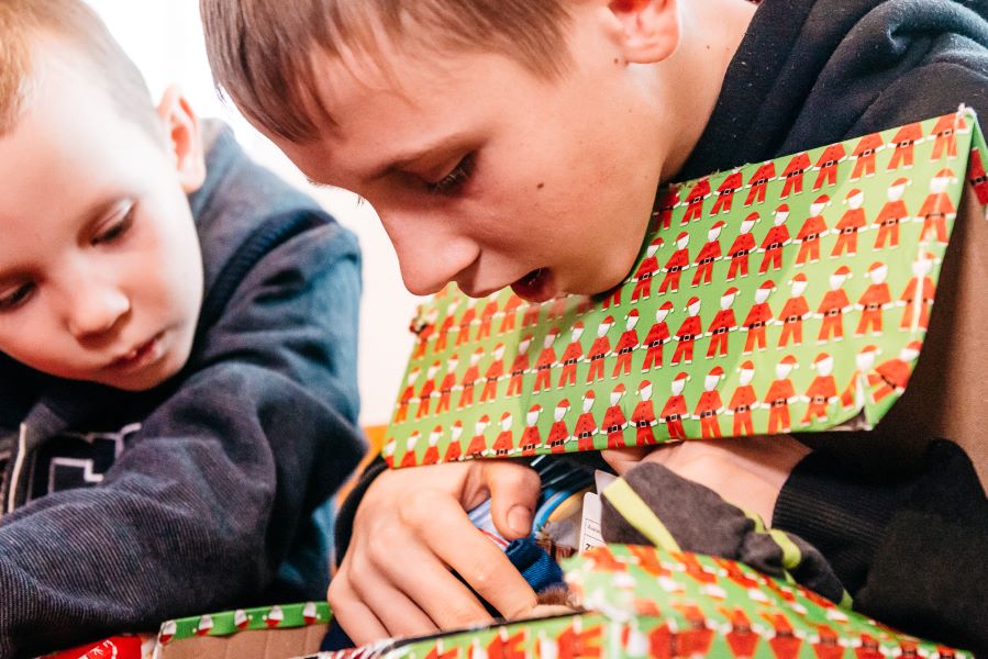 Vom Schuhkartongeschenk ins Brennpunktgebiet