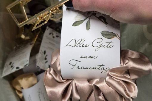 Kleine Aufmerksamkeiten für die Frauen Kleine Aufmerksamkeiten für die Frauen