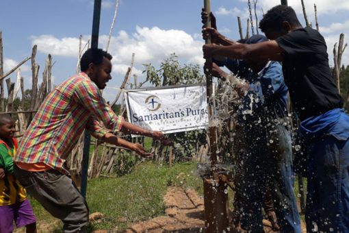 Gemeinden in Äthiopien sind tatkräftig im Einsatz Gemeinden in Äthiopien sind tatkräftig im Einsatz