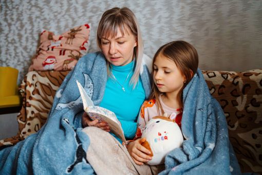 Mutter und Tochter lesen gemeinsam Bibel Mutter und Tochter lesen gemeinsam Bibel