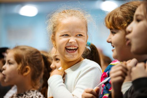 Ein echtes Lachen beim Kinderprogramm Ein echtes Lachen beim Kinderprogramm