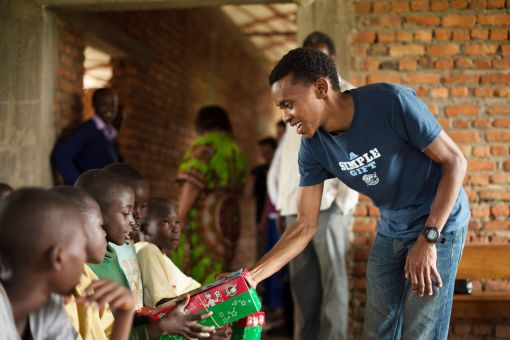 Alex übergibt Schuhkarton-Geschenke in Ruanda