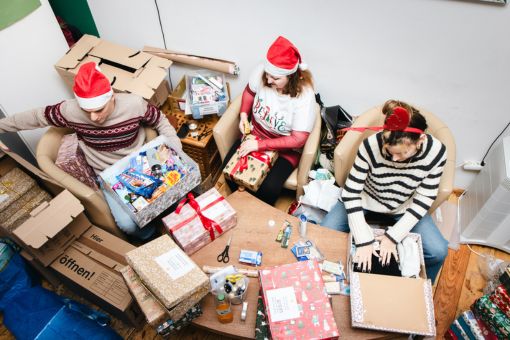 Ehrenamtliche packen Hope Boxen Ehrenamtliche packen Hope Boxen