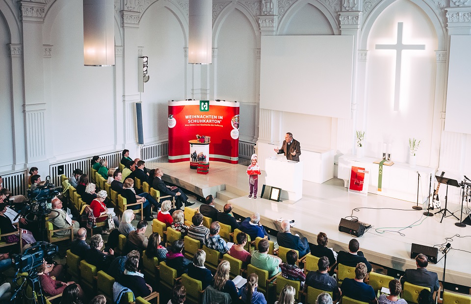 Festgottesdienst von "Weihnachten im Schuhkarton" zur 20. Saison