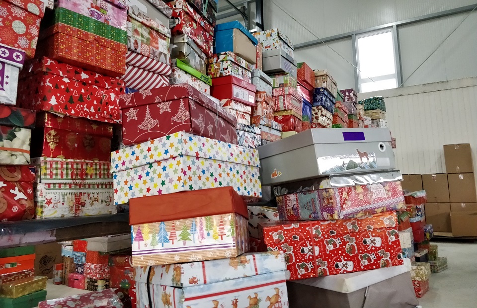 Geschenkestapel in einer "Weihnachten im Schuhkarton"-Abgabestelle
