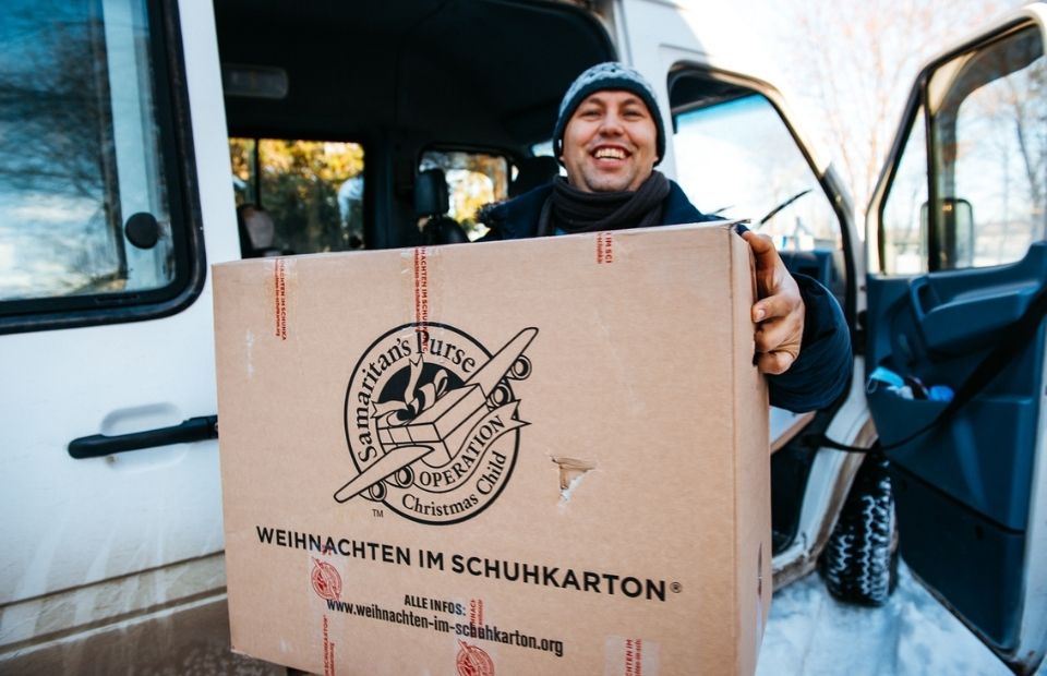 Als Unternehmensfiliale Sammelstelle für "Weihnachten im Schuhkarton" werden