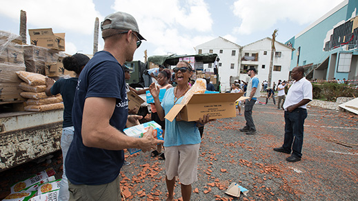 Samaritan's Purse gibt Hilfsgüter an Hurrikan-Betroffene aus