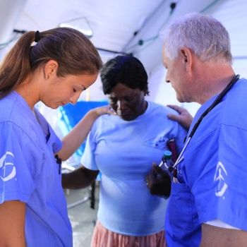Gebet mit den Hurrikan-Opfern in der Klinik