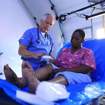 Behandlung einer Frau, die Verletzungen durch Hurrikan Dorian davon getragen hat