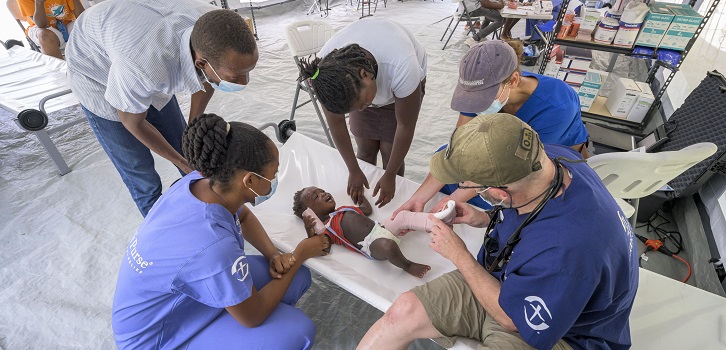 Untersuchung eines Kindes in der mobilen Notfallklinik Überblick über das Notfallkrankenhaus von Samaritan's Purse in Haiti