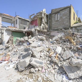 Zerstörtes Gebäude nach dem Erdbeben auf Haiti