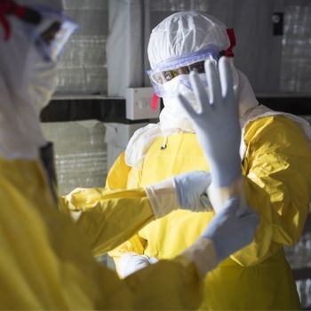 Anziehen der Ausrüstung zur Ebola-Bekämpfung