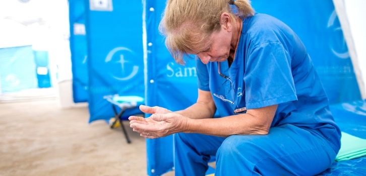 Gebet für Ebola-Patienten im Krankenhaus