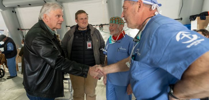 Franklin Graham, internationaler Präsident von Samaritan's Purse, besucht das mobile Krankenhaus Medizinische Hilfe für Erdbebenopfer durch Samaritan's Purse