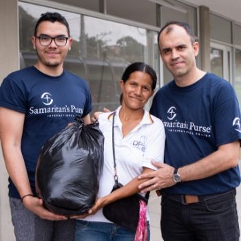Samaritan's Purse Mitarbeiter in Kolumbien um Menschen zu versorgen