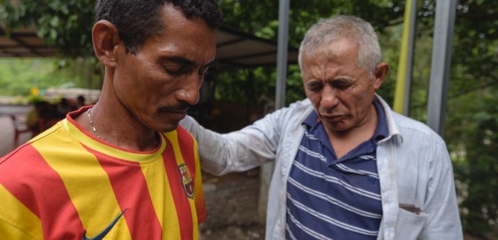 Venezolanischer Flüchtling empfängt Gebet in Kolumbien