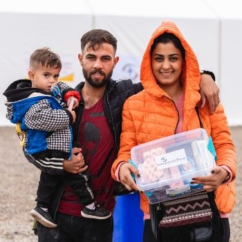 Flüchtlingsfamilie mit Hygieneset von Samaritan's Purse