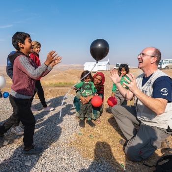 Mitarbeiter von Samaritan's Purse mit Junge im Flüchtlingslager