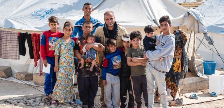 Geflüchtete Familie in Notunterkunft