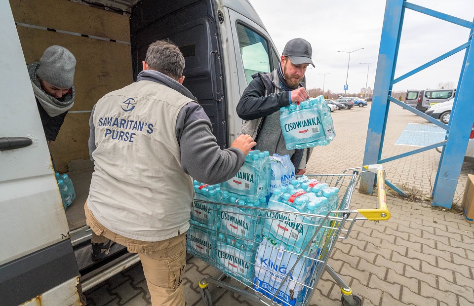 Mitarbeiter von Samaritan's Purse verladen Wasser für Flüchtlinge Samaritan's Purse: Nothilfe für die Ukraine