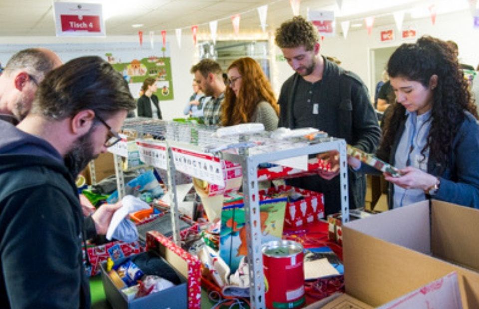 Als Unternehmen bei "Weihnachten im Schuhkarton" mitmachen