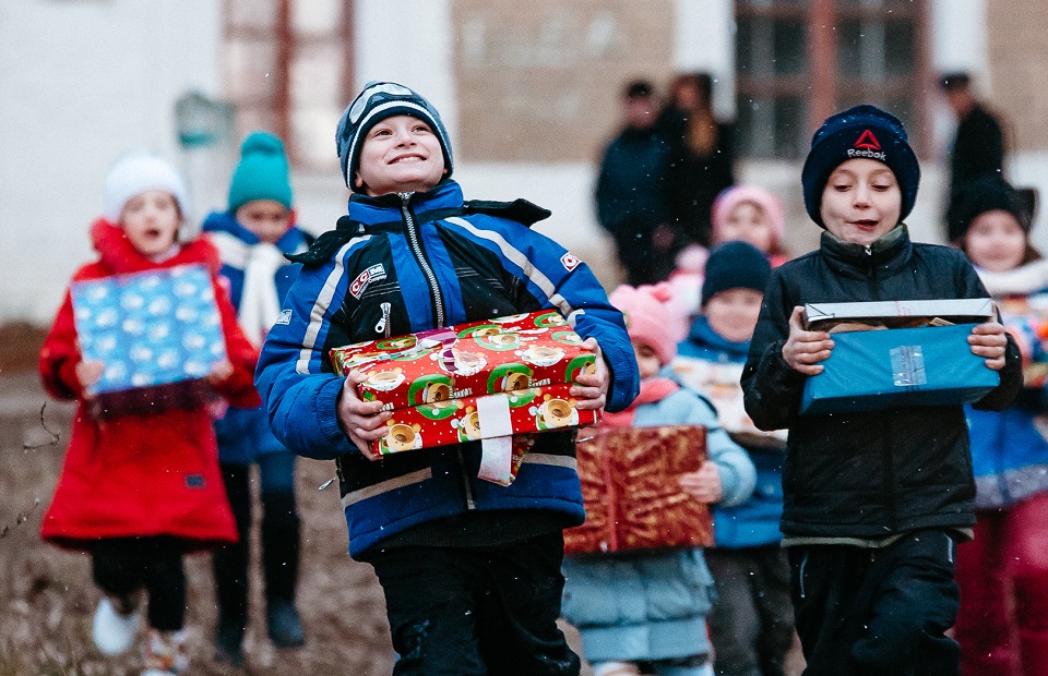 Mehr als Glücksmomente in der Ukraine Kinder rennen nach Schuhkartonverteilung nach Hause