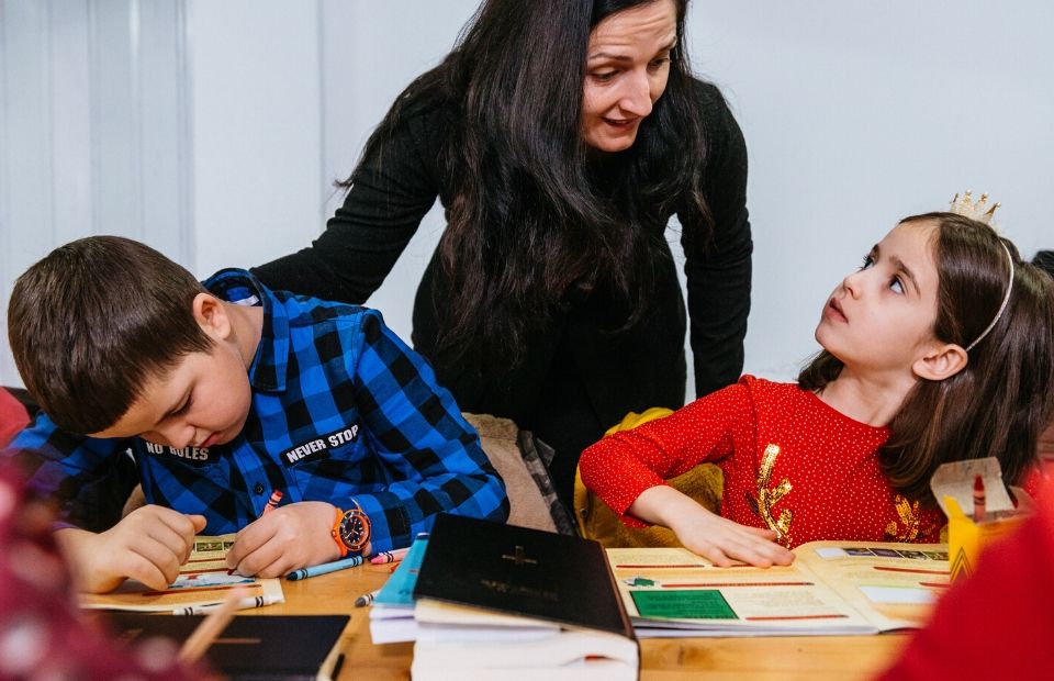 Mitarbeiterin von "Die größte Reise" spricht mit Kindern