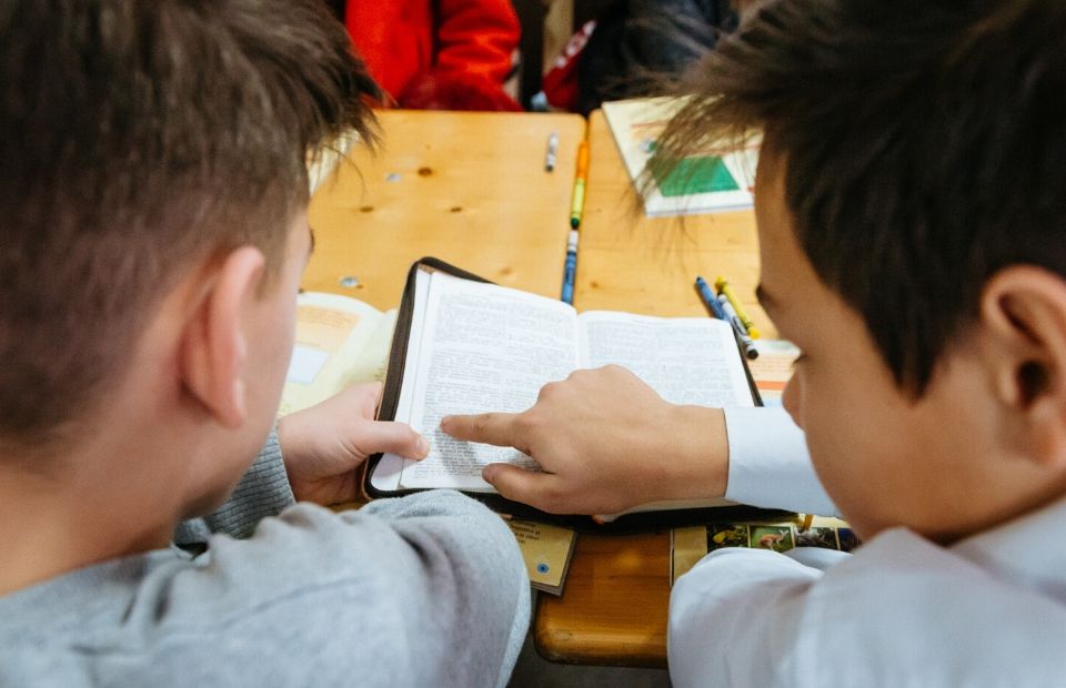 Jungs lesen im Kurs das Heft "Die größte Reise"