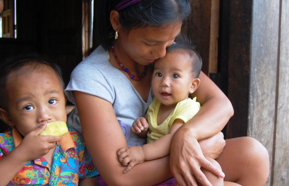 Mutter mit zwei Babys im Arm Philippinen