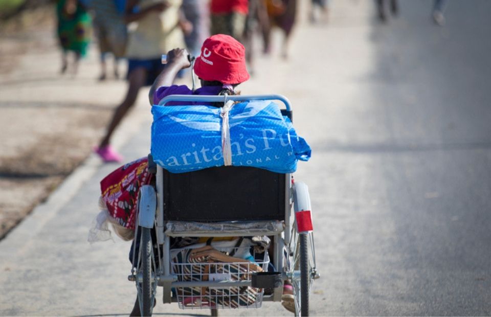 Plane von Samaritan's Purse an Rollstuhl geschnallt