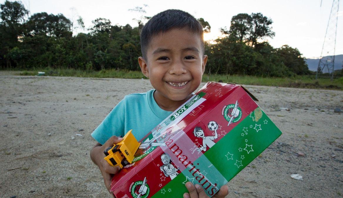 "Weihnachten im Schuhkarton"-Junge in Kolumbien